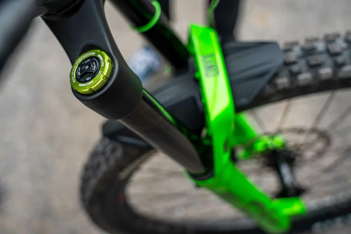 Come si fa a fare l'upgrade di una sospensione da eMTB? Vi mostriamo quella di DVO (11)