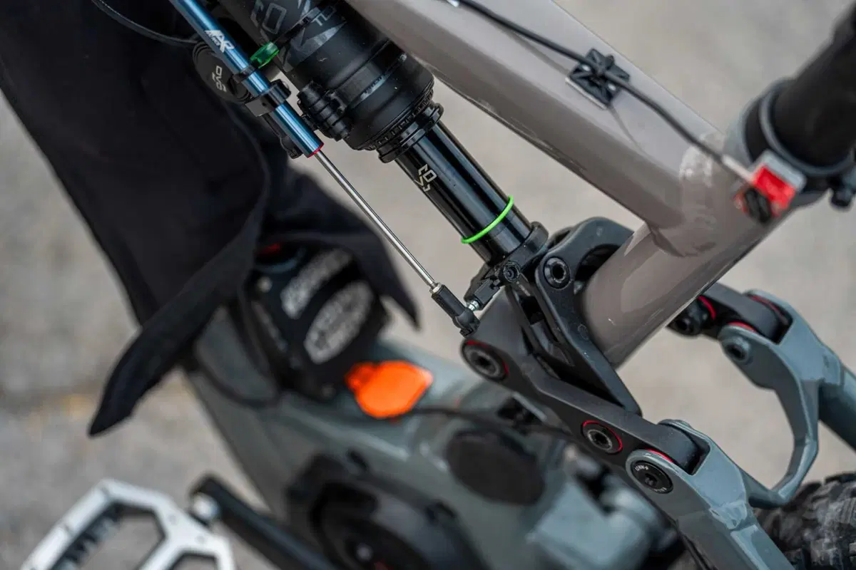 Come si fa a fare l'upgrade di una sospensione da eMTB? Vi mostriamo quella di DVO (12)