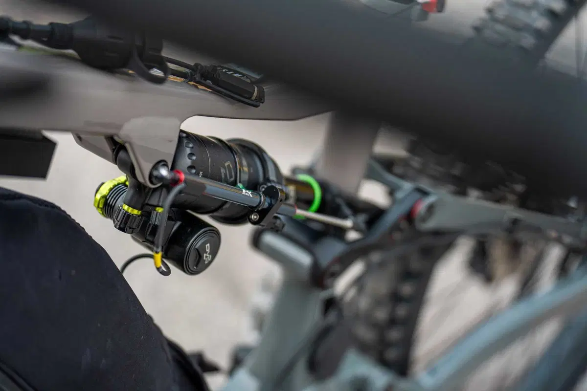 Come si fa a fare l'upgrade di una sospensione da eMTB? Vi mostriamo quella di DVO (13)