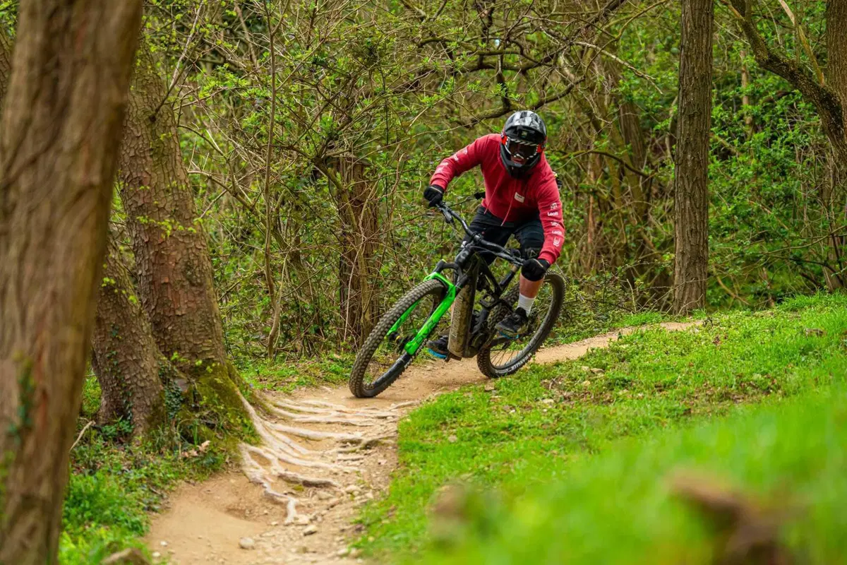 Come si fa a fare l'upgrade di una sospensione da eMTB? Vi mostriamo quella di DVO (21)