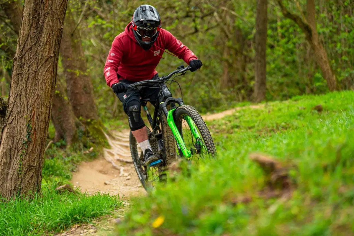 Come si fa a fare l'upgrade di una sospensione da eMTB? Vi mostriamo quella di DVO (25)