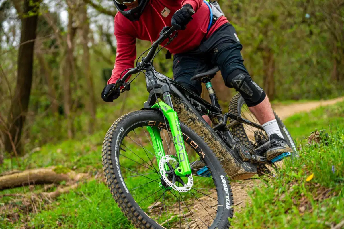 Come si fa a fare l'upgrade di una sospensione da eMTB? Vi mostriamo quella di DVO (29)