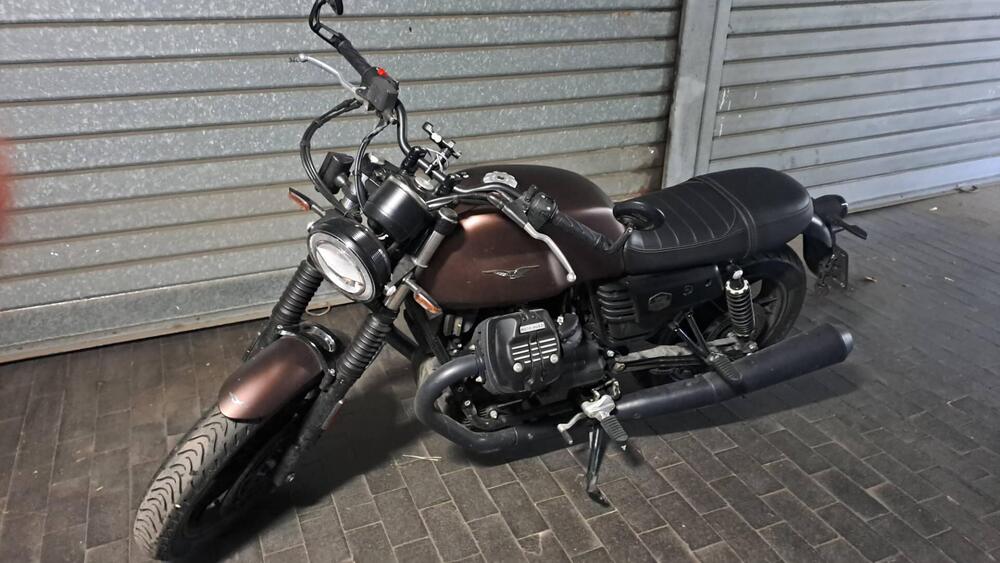 Moto Guzzi V7 III Stone Night Pack (2019 - 20) (2)