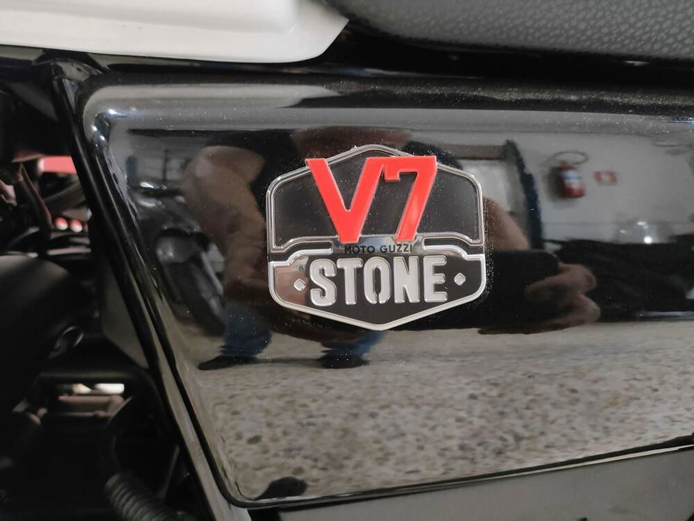 Moto Guzzi V7 Stone Ten (2024) (5)