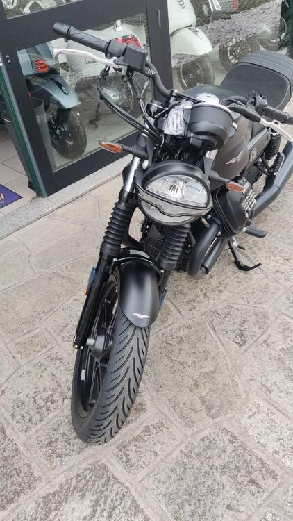 Moto Guzzi V7 Stone (2021 - 24) (4)