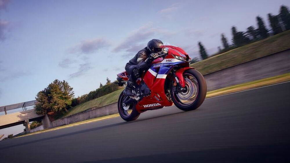 Honda CBR 600 RR (2024) (2)