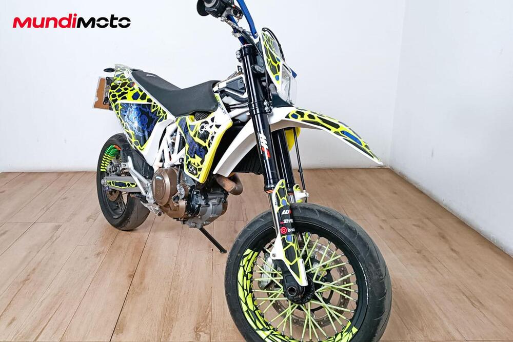 Husqvarna 701 Supermoto (2016) (2)