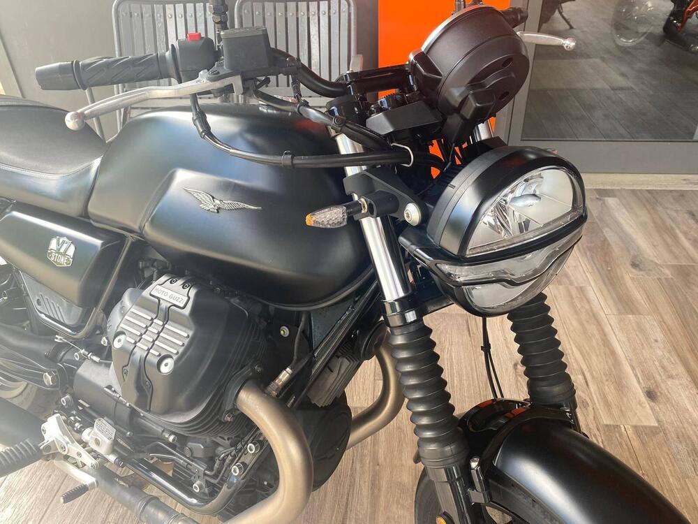 Moto Guzzi V7 Stone (2021 - 24) (2)