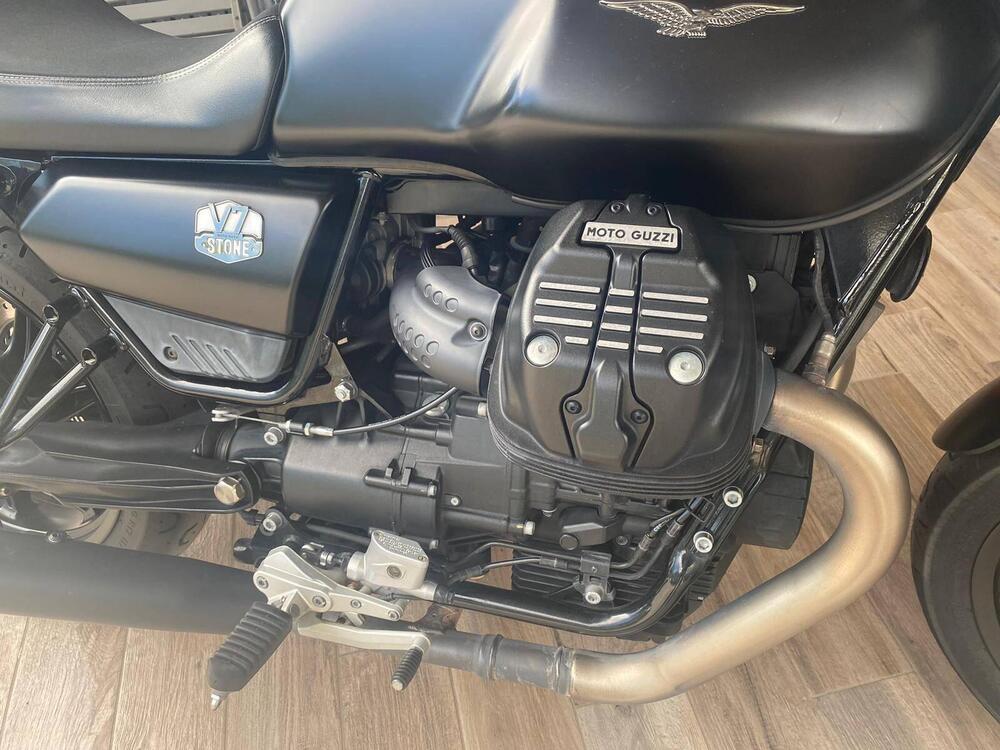 Moto Guzzi V7 Stone (2021 - 24) (4)