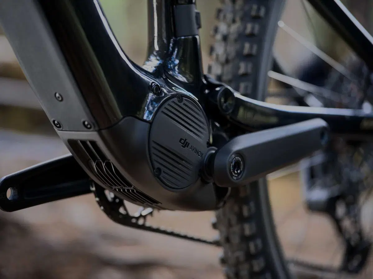 Dai droni alle eMTB! DJI entra nel mondo ebike con il suo primo (potente) motore, l'Avinox (10)