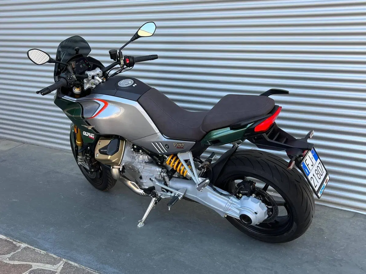 Moto Guzzi V100 Mandello S (2022 - 24) (6)