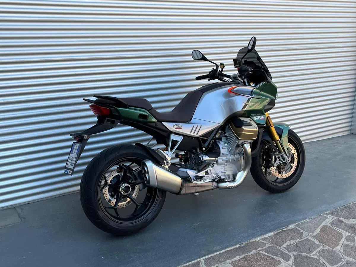 Moto Guzzi V100 Mandello S (2022 - 24) (3)