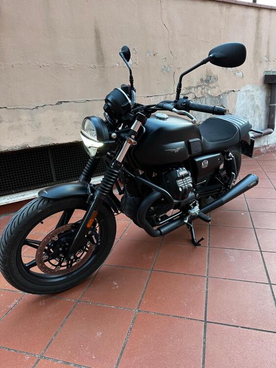 Moto Guzzi V7 Stone (2021 - 24) (3)