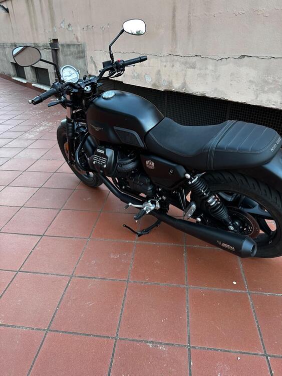 Moto Guzzi V7 Stone (2021 - 24) (4)