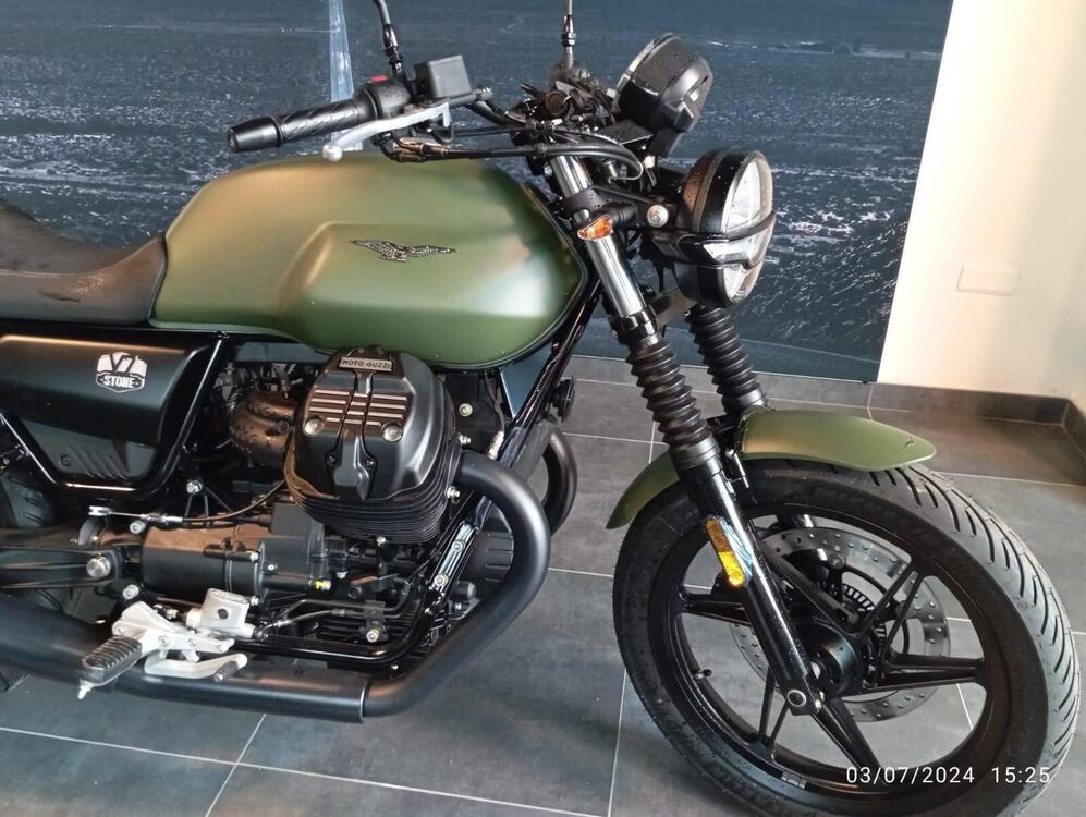 Moto Guzzi V7 Stone (2021 - 24) (2)