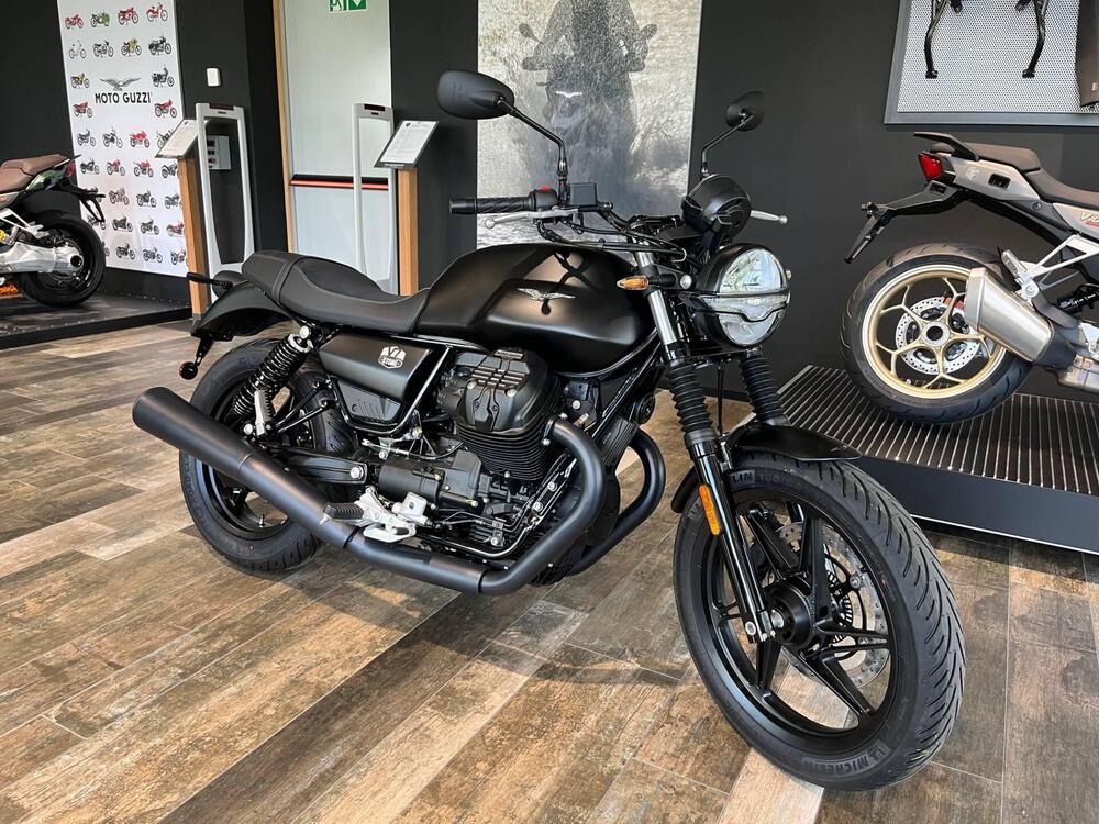 Moto Guzzi V7 Stone (2021 - 24)