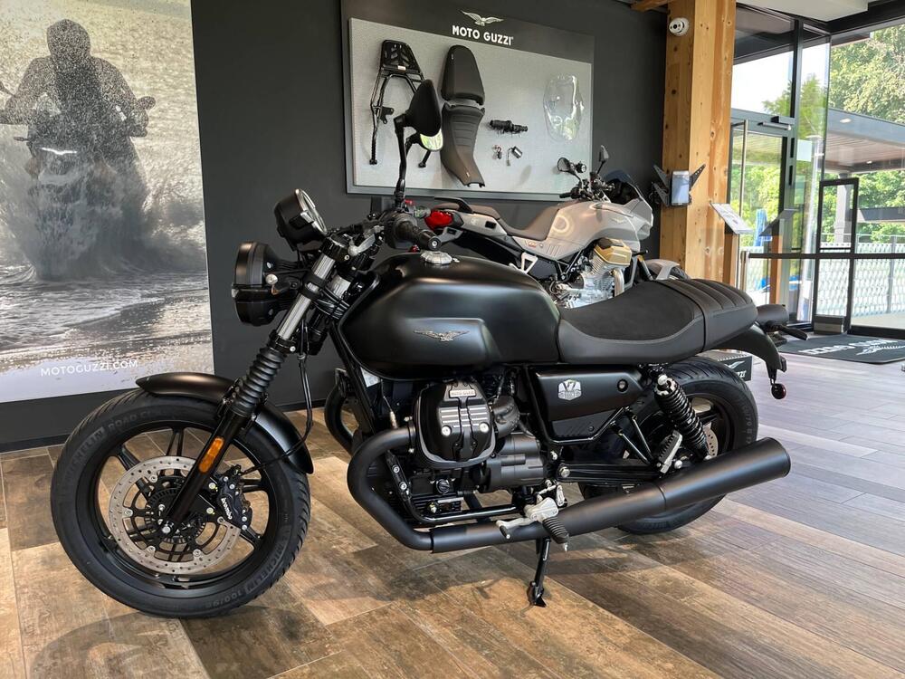 Moto Guzzi V7 Stone (2021 - 24) (2)