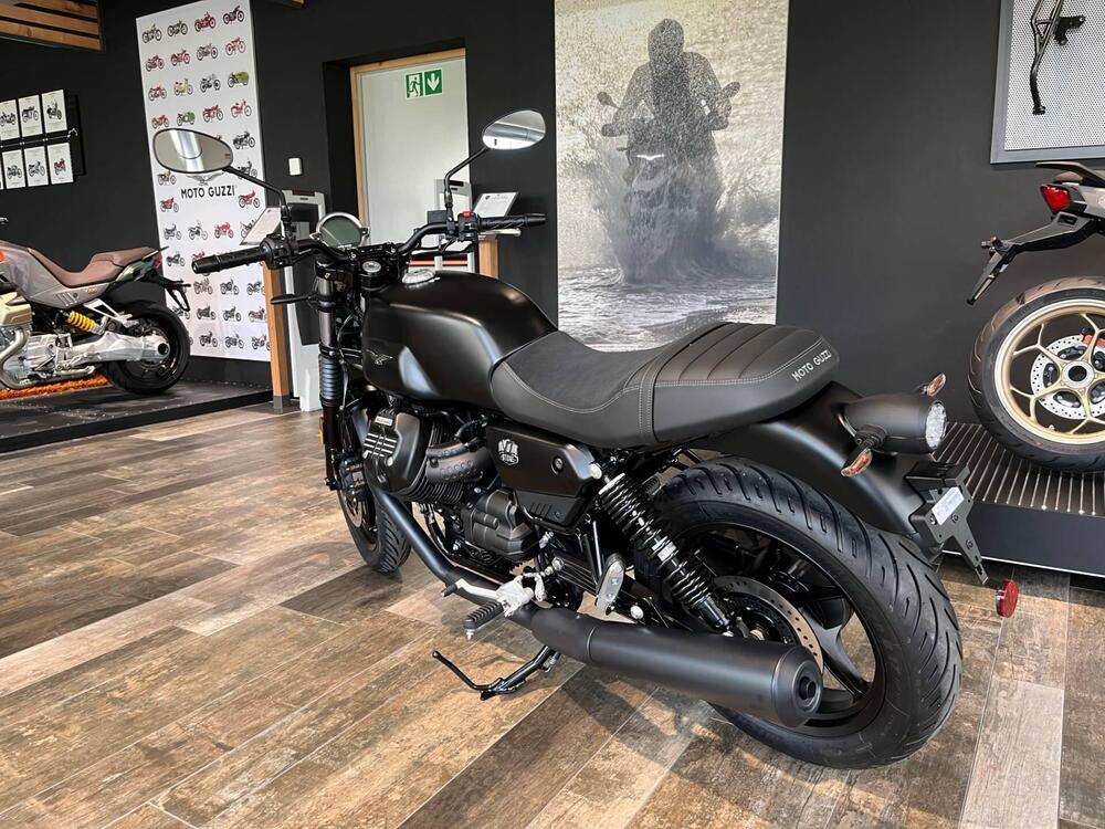 Moto Guzzi V7 Stone (2021 - 24) (3)