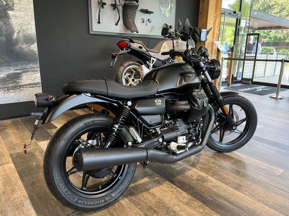 Moto Guzzi V7 Stone (2021 - 24) (4)