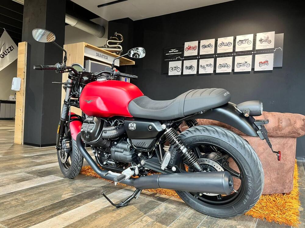 Moto Guzzi V7 Stone (2021 - 24) (4)