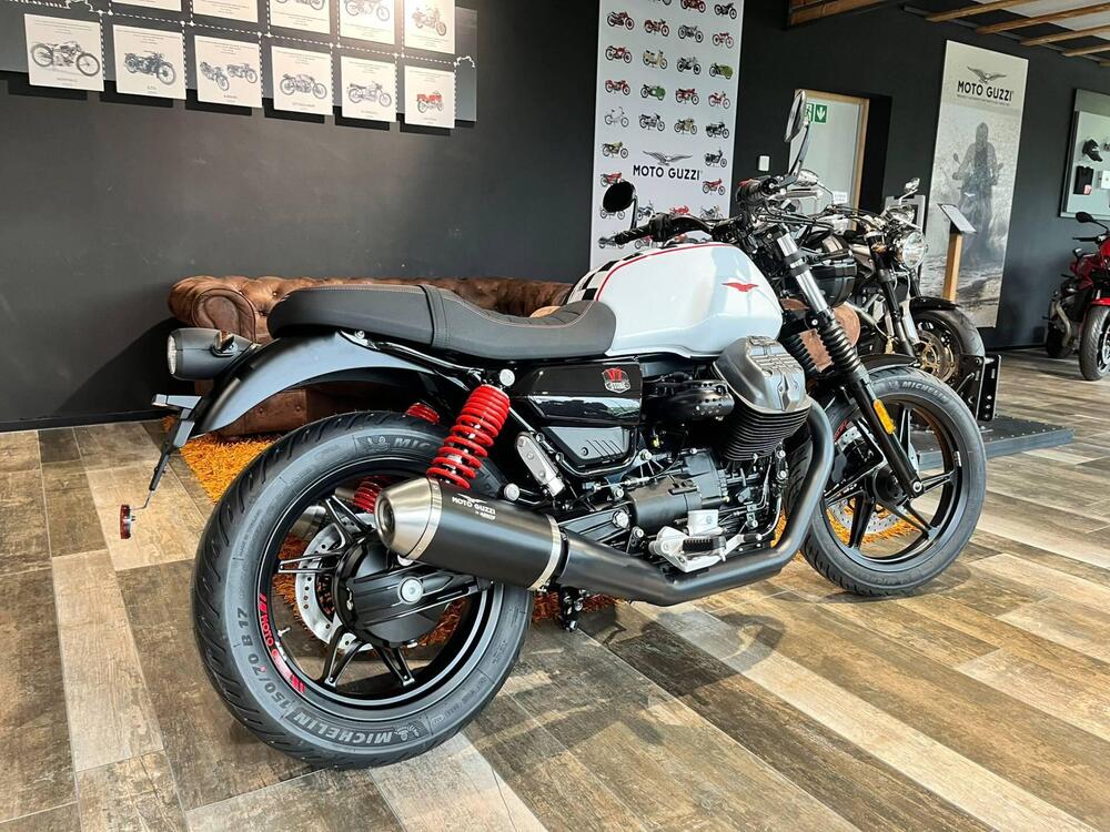 Moto Guzzi V7 Stone Ten (2024) (2)