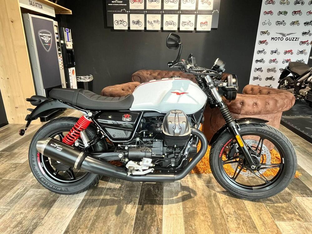 Moto Guzzi V7 Stone Ten (2024) (4)