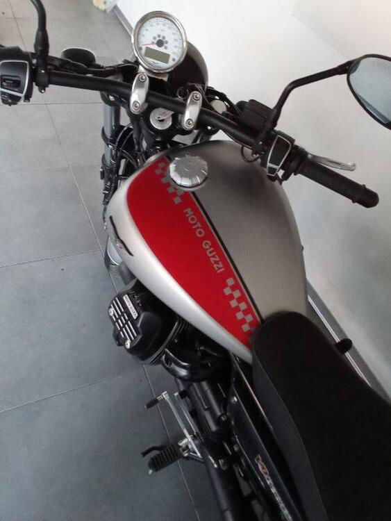 Moto Guzzi V9 Bobber (2016 - 18) (5)