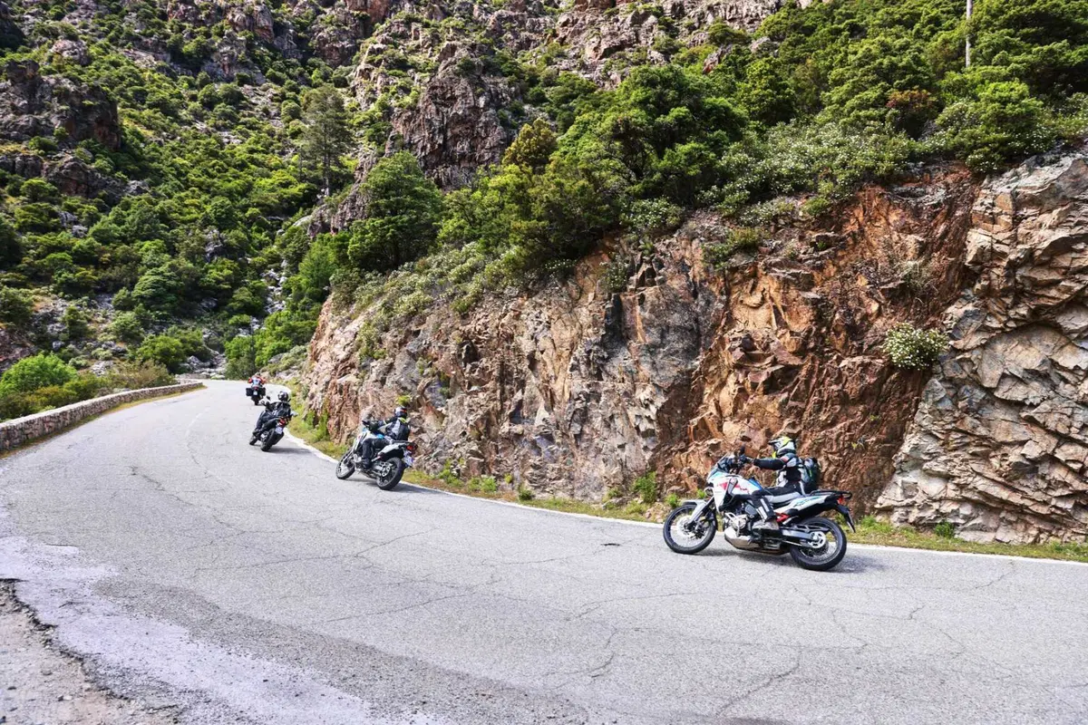Il viaggio dei sogni sull'Africa Twin. Corsica, Sardegna e Sicilia: 1.200 km di puro godimento [VIDEO]