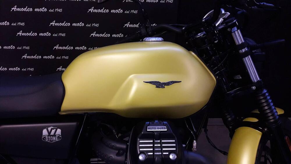 Moto Guzzi V7 Stone (2021 - 24) (3)