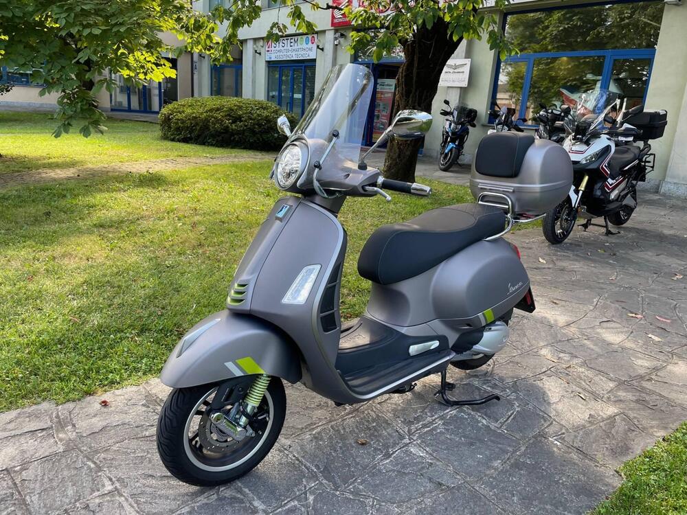 Vespa GTS 300 Super Tech (2023 - 24) (2)