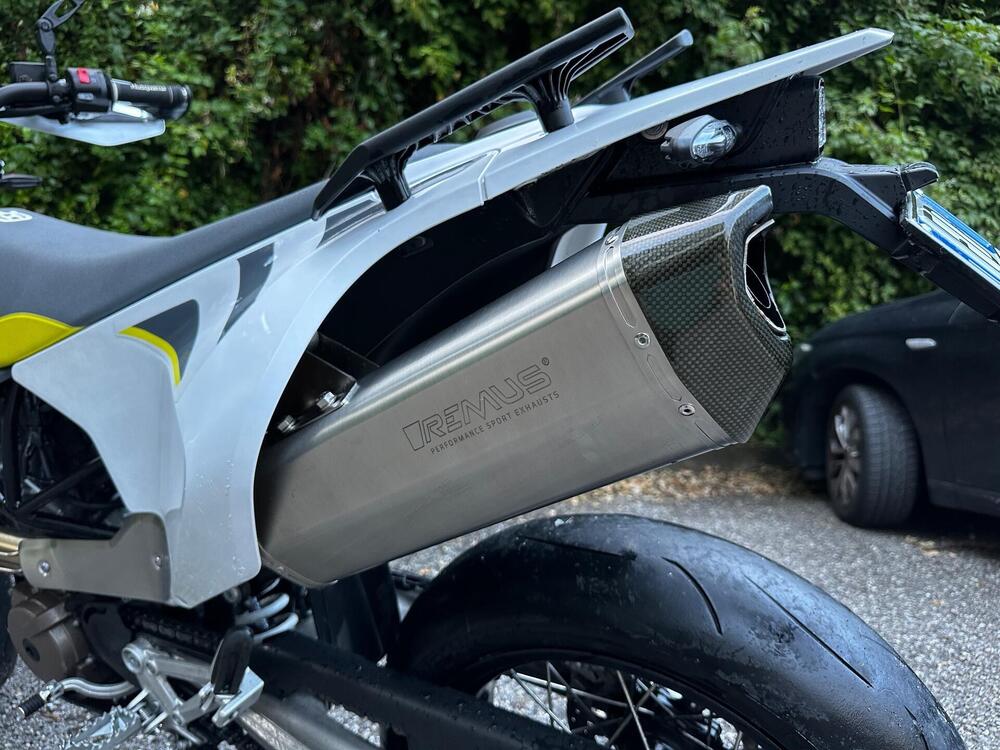 Husqvarna 701 Supermoto (2022) (2)