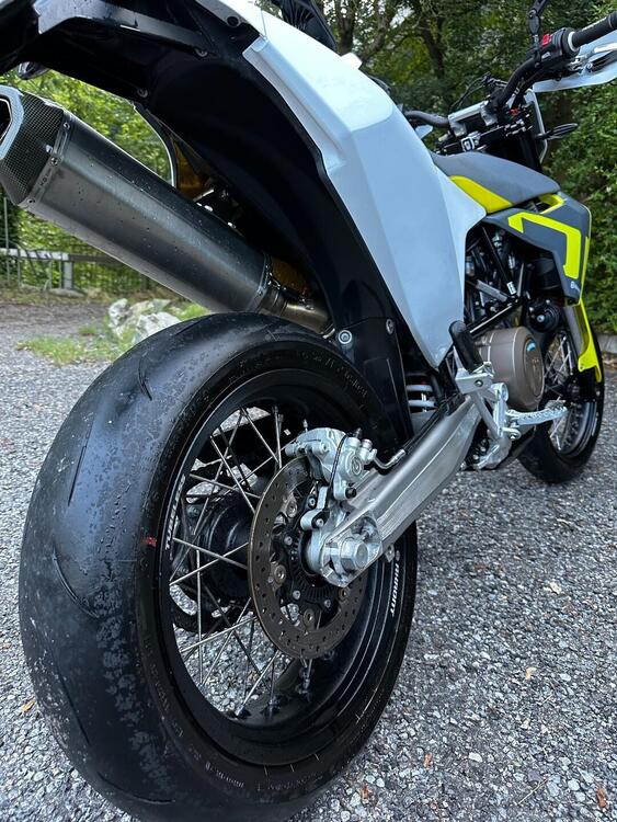 Husqvarna 701 Supermoto (2022) (3)