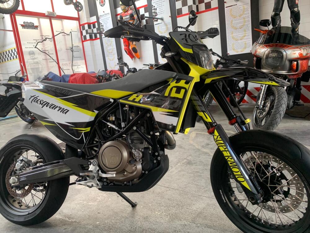 Husqvarna 701 Supermoto (2022)