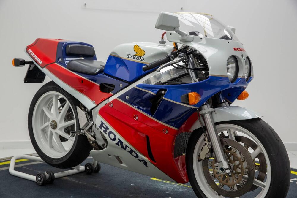 Honda VFR 750 R RC30 (2)