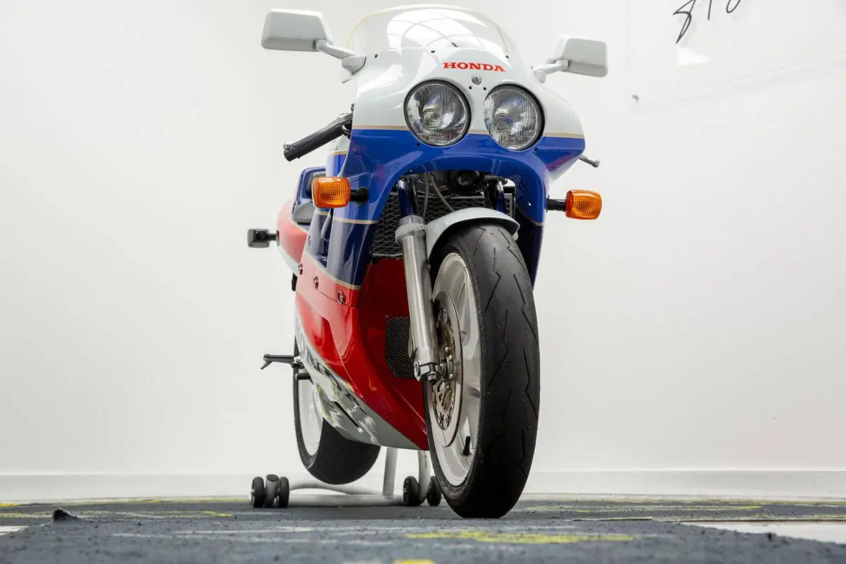 Honda VFR 750 R RC30 (17)