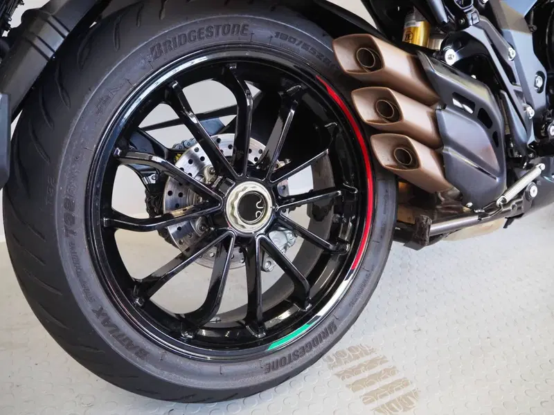 MV Agusta Turismo Veloce 800 RC SCS (2022 - 26) (3)