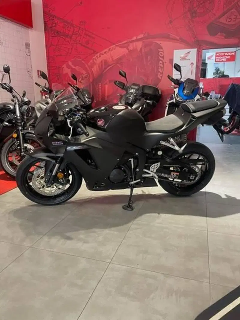 Honda CBR 600 RR (2024 - 26) (3)