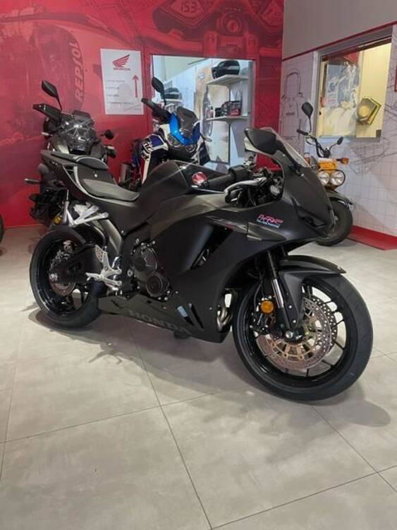 Honda CBR 600 RR (2024) (2)