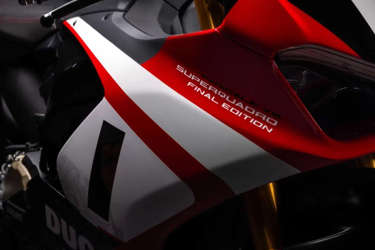 Ducati Panigale V2 Superquadro Final Edition, in Edizione limitata [VIDEO] (9)