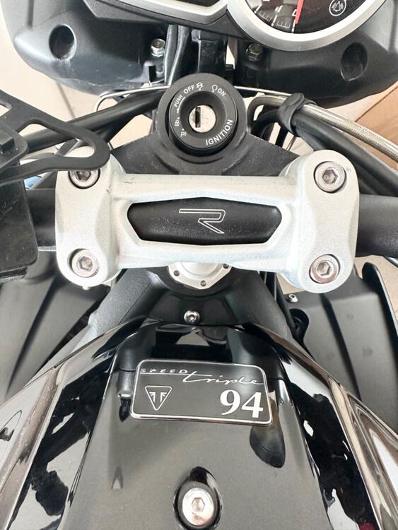 Triumph Speed Triple 1050 R ABS (2011 - 15) (2)