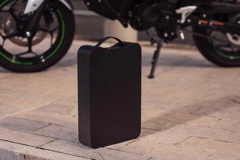 Un pacco batteria estraibile della Kawasaki Z e-1