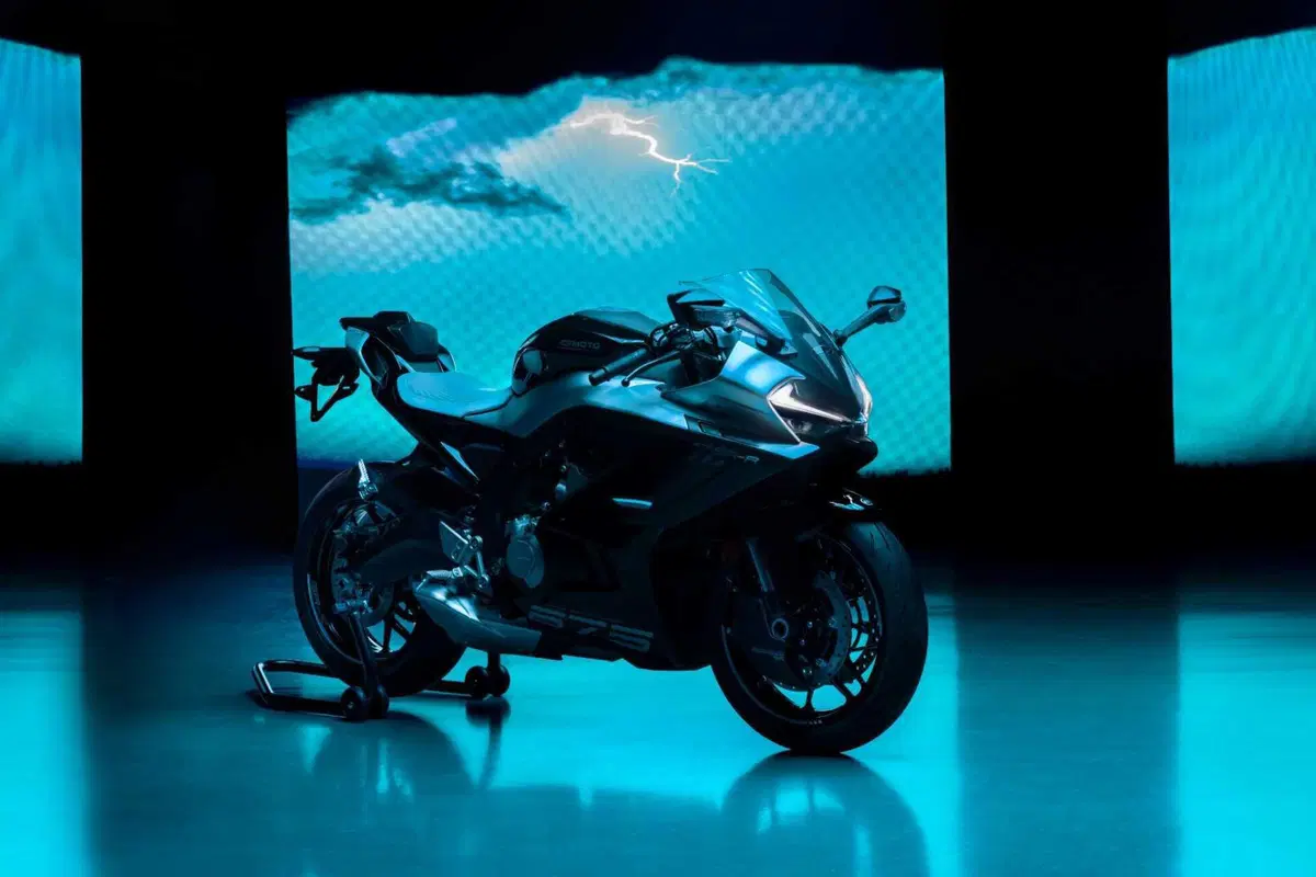 CFMOTO 675 SR-R: ecco la 3 cilindri cinese! Scopriamola da vicino: caratteristiche tecniche e dotazione [VIDEO]