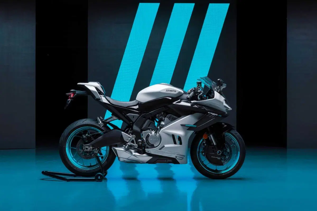 CFMOTO 675 SR-R: ecco la 3 cilindri cinese! Scopriamola da vicino: caratteristiche tecniche e dotazione [VIDEO] (2)
