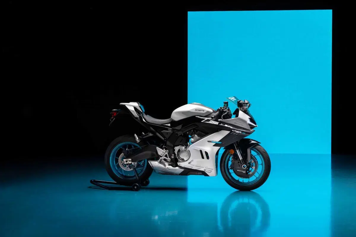CFMOTO 675 SR-R: ecco la 3 cilindri cinese! Scopriamola da vicino: caratteristiche tecniche e dotazione [VIDEO] (3)