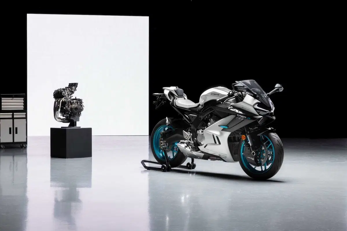 CFMOTO 675 SR-R: ecco la 3 cilindri cinese! Scopriamola da vicino: caratteristiche tecniche e dotazione [VIDEO] (6)
