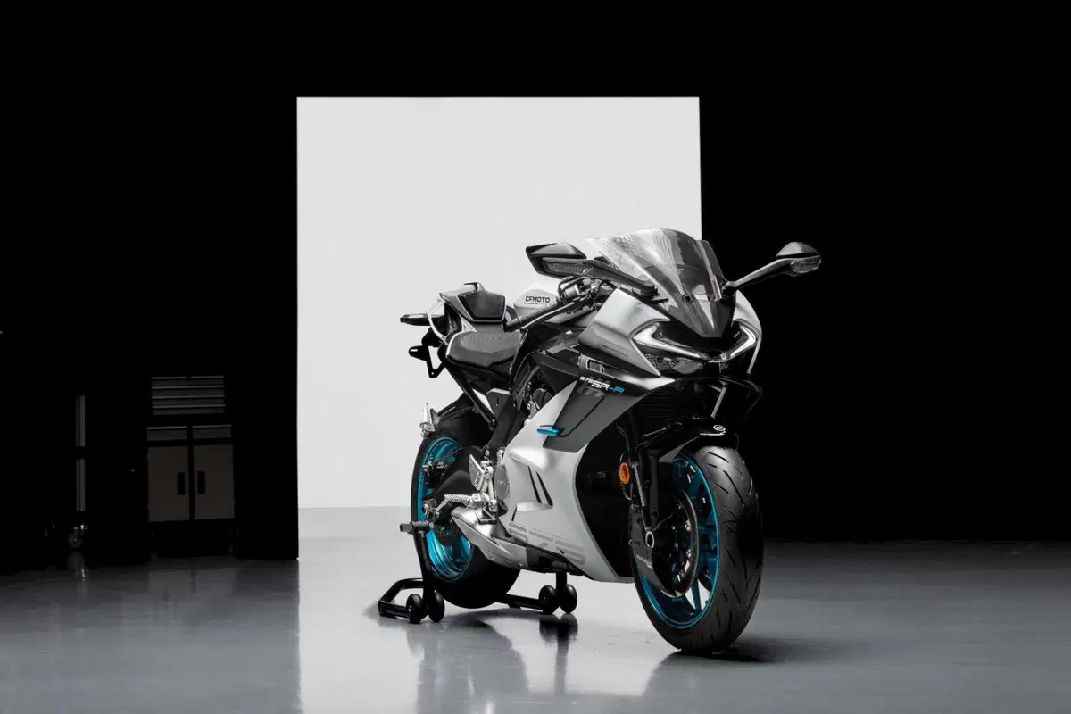 CFMOTO 675 SR-R: ecco la 3 cilindri cinese! Scopriamola da vicino: caratteristiche tecniche e dotazione [VIDEO] (7)
