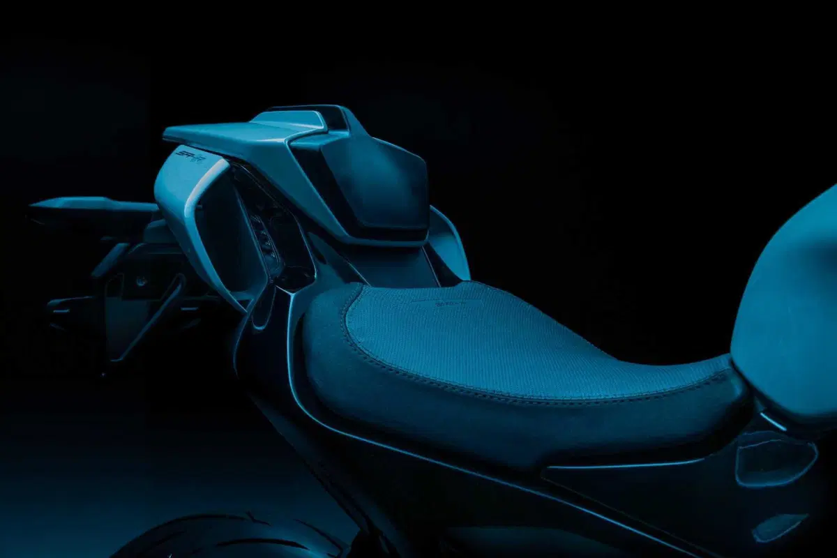 CFMOTO 675 SR-R: ecco la 3 cilindri cinese! Scopriamola da vicino: caratteristiche tecniche e dotazione [VIDEO] (9)