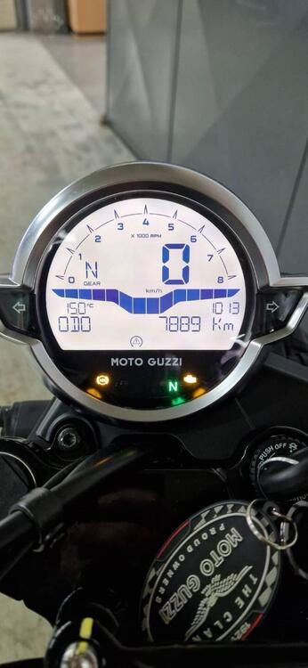 Moto Guzzi V7 Stone (2021 - 24) (3)