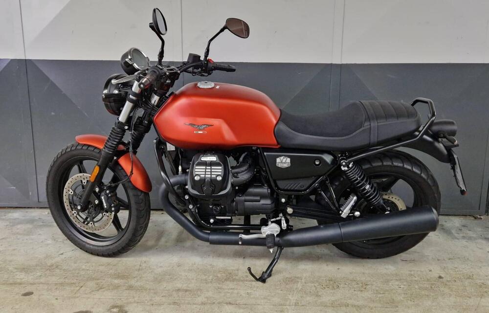 Moto Guzzi V7 Stone (2021 - 24)