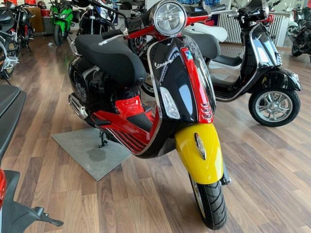 Vespa Primavera 125 Disney Mickey Mouse Edition by Vespa (2023 - 24) (2)